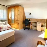 شقة Ferienhaus-schoenwald Im Herzen Des Schwarzwaldes 2-zimmer-maisonette-wohnung Mit Balkon App 12 *